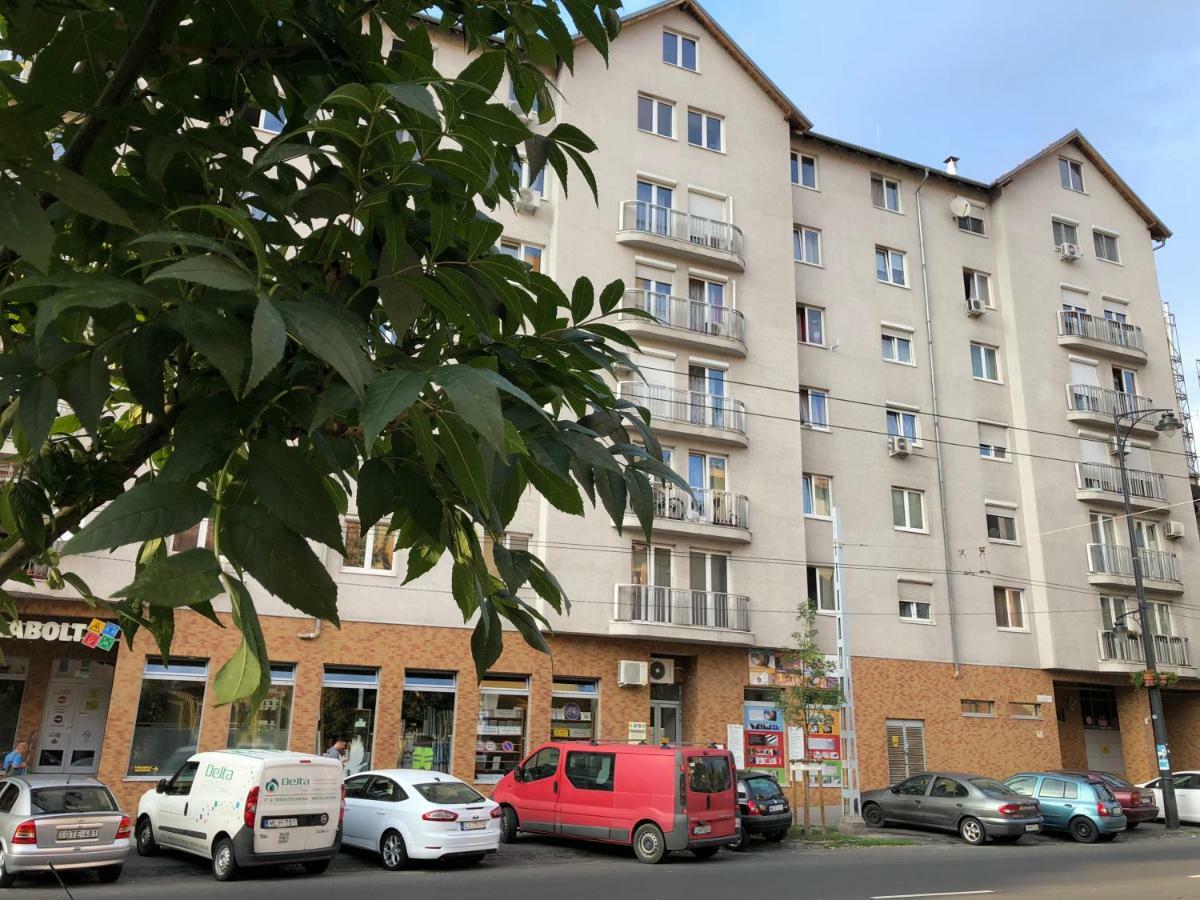 Cozy Apartment In District 8 Budapeste Exterior foto